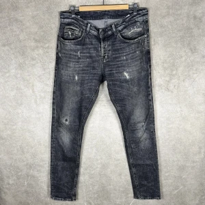 Dondup Jeans | 34 - Dondup George Jeans | Grymt skick | Snygga slitningar | Storlek 35 men sitter som 34 | INGA BYTEN | Fraktar spårbart eller möts upp i Täby 