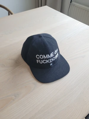 Keps - Svinfet Comme des fuckdown keps! Riktigt sällsynt och fint skick! One size