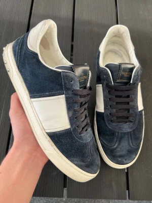 Valentino flycrews - Sjuukt feta flycrews! Size 41 kan även passa 41,5 och 42! Skick 8,5/10 bra skick! Alla nitar kvar! Inga sömmar som släppt eller så! Vad ingår? Box, dustbag, kort, snören! Skorna har slutat tillverkas längre så sjukt sällsynta! Hör av dig vid minsta fundering 🤩
