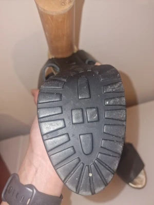 Klackskor från Rodebjer  - Snygga svarta klackar med breda remmar i skinn och öppen tå. Sparsamt använda. 