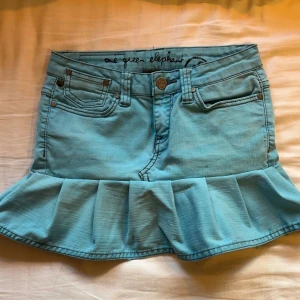 Blå volangkjol från One Green Elephant - S/M, står s men tycker att den upplevs lite större. Skriv vid övriga frågor!