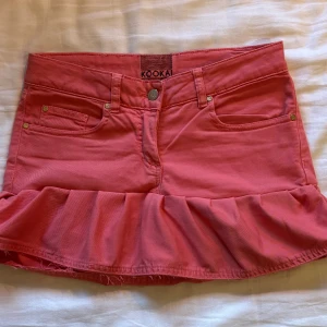 Rosa volangkjol från Kookai - Midjemått rakt över: 37cm, längd: 27 cm. 