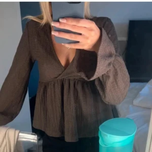 Brun blus  - Brun fin blus, säljer då den inte kommit till användning💗