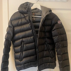 Svart Colmar pufferjacka med huva - (Lånade bilder från den jag köpte den av) denna jacka sitter som xs/s!Jag köpte denna jacka här på Plick men den va lite liten och undrar om nån skulle vilja köpa den💕💕