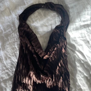 Brun halterneck draperad topp - Supersnygg, helt ny, halterneck draperad topp från Gina Tricot! Perfekt till fest eller middag!
