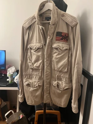 Ralph lauren field jacka  - Galet snygg Ralph lauren field jacka i krämvit färg. Storlek M men passar L. 