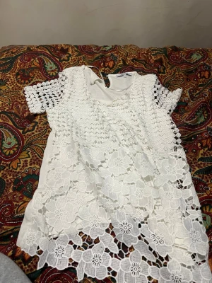 White Lace Top - Elegant white lace top from Steilmann in size EU 38 (Medium). Beautiful floral crochet lace overlay with short sleeves and a soft, comfortable inner lining. Feminine and timeless design – perfect for summer, special occasions, holidays, or everyday wear with jeans or a skirt. ✔ Brand: Steilmann ✔ Size: EU 38 (M) ✔ Color: White ✔ Condition: Very good condition ✔ Style: Lace, romantic, feminine No stains or damage. From a smoke-free home. 