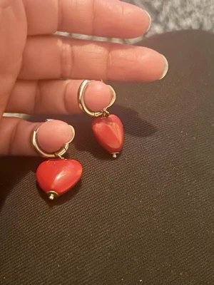 Heart örhängen  - Jätttefina örhängen med hjärta ❤️, jag tror är från wos , men minns inte 