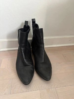 Vagabond Boots - Ankelboots från Vagabond med en liten klack. Fint skick men det finns tecken på användning på själva klacken, därav priset!  I äkta skinn och mycket fint material!