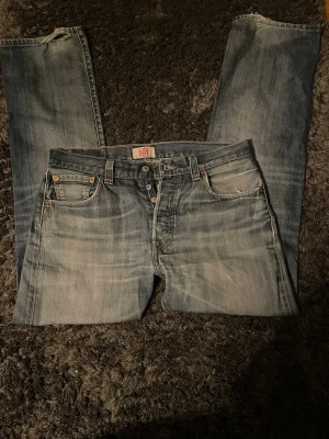Vintage Levi’s 501 - Säljer nu ett av mina mest omtyckta par jeans, ett par tvärfeta unika vintage Levi’s 501:or! Jeansen har en riktigt skön tvärt med några slitningar.Dem har en rak och lite slimmare passform i storleken W34 och L32. Passade mig när jag var runt 180 cm. Jeansen är i ett väldigt bra skick med några slitningar som jag tycker förstärker deras utseende. Tveka inte att höra av dig, priset går att diskuteras vid snabbare affär! 