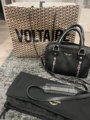 Zadig & Voltaire Sunny Bag - Säljer nu min så sjukt snygga Zadig väska i modellen XS Sunny Studs Bag. Kvitto samt äktighetsbevis finns och tillkommer även om så önskas💓💓