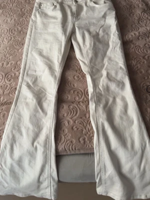 Vita bootcut jeans från Nelly  - vita jeans från Nelly. Har använt de en gång. Tycker att jag inte passar i vita jeans därför säljer jag de. 