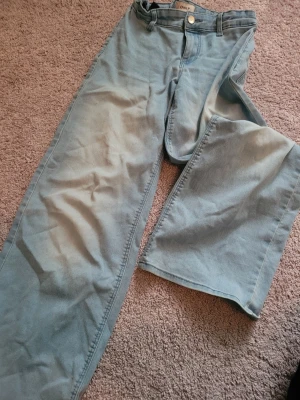 Ljusblå wide jeans från ONLY - Säljer ett par ljusblå jeans från ONLY i storlek 146, med breda ben och klassisk femficksdesign. Jeansen har en relaxed passform och är tillverkade i mjukt strechmaterial.ä