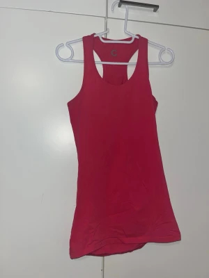 Toppi S - Vaaleanpunainen toppi. Koko S. Kaikai n 37cm, pituus n 68cm. Eläintalous MMM, lisätietoja saa kysymällä Katsothan myös muut ilmoitukseni Tarjoa 