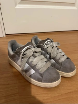 Adidas Campus grå sneakers - Säljer ett par Adidas Campus sneakers i grå mocka storlek 37 1/3. Är i fint skick behöver bara tvättas 