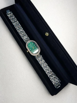 Vintage klockan  - En En elegant och vacker silverklockaoch vacker silverklocka..