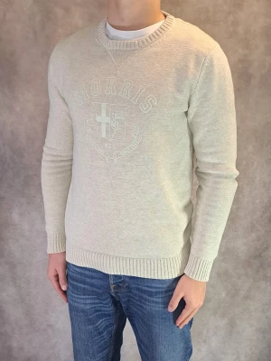 Morris Tröja - Stl M - Riktigt fin Morris tröja I färgen beige med ett snyggt tryck! | Skick: 9/10, utan defekter  | Stl: M | Modellen på bilden är 175cm lång, men passar även lite längre | 