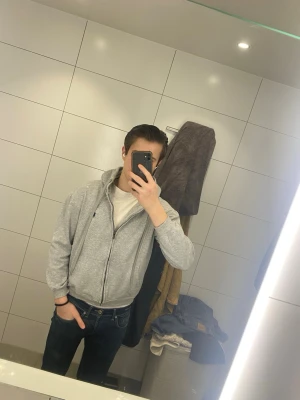 Ralph Lauren zip  - Jag säljer en ralph lauren zip är i gott skick! || Skick: 9/10 ||Storlek: L men sitter som S || Modellen är 178cm 🙌 || Tveka inte på att ställa frågor😉