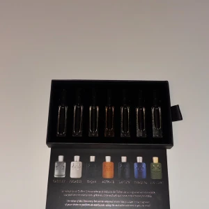Parfums de Marly Discovery Set - Upptäck sju exklusiva dofter från Parfums de Marly i praktiska miniflaskor. Perfekt för dig som vill testa olika lyxiga parfymer och hitta din favorit. Innehåller Castley, Pegasus, Oajan, Althair, Layton, Percival och Haltane. Jag lägger också till en parfym sample som jag fick med på köpet, har ingen använding av den. 