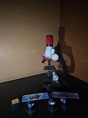 Mikroskop leksak  - Mikroskop med 3 styckna andra små mikroskop (×20/×30/×40), en låda för förvaring och 2 styckna plastbitar för att plasera föremålen på. 