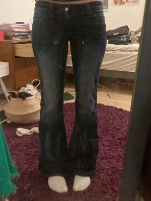 Cheap Monday jeans - Cheap Monday jeans köpta på weekday, dom är knappt använda och sitter helt perfekt. Dom är bootcut och lowrise! Storlek 27/30 modell booty bei ( min spegel är lite smutsig, inte jeansen)