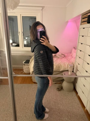 colmar jacka  - Hej! Priset går att diskutera! Köpte för 3300kr. Säljer denna jackan från Colmar är helt splitterny i storlek 40 använder storlek XS/S och sitter bra på mig, sitter som bäst med en stickad tröja under. Vill helst bli av med den så snabbt som möjligt därav priset då den har legat ute innan och får ej den såld! Har prislappen kvar och allt som åker med vid köpet av jackan!