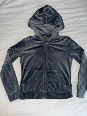 Grå kosta från Gina tricot  - Mycket bra skick grå kofta från Gina tricot. Knappt använd pågrund av att jag inte gillade passformen och hann nt skicka tillbaka den. 