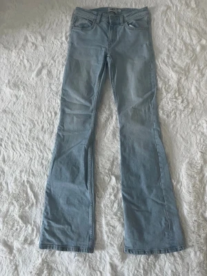 Bootcut ljusblå jeans från 157 - Bootcut jeans i ljusblå från lager 157. De är i modellen Low boot. De är lite slitna längst ner på baksidan av högra benet (se bild 4)❣️