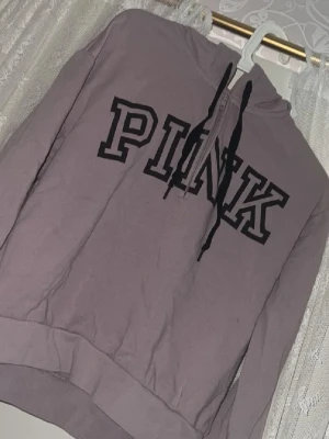 Lila victoriasecret pink hoddie - Lila Victoria Secret pink hoodie storlek xs 