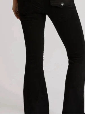 Svarta bootcut jeans - Svarta true religion jeans helt nya. Använda 1 gång bara inga defekter alls❤️ skriv för fler bilder