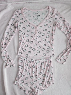 Hello kitty pyjamas från Primark  - Fint skick förutom att den har lagats på ett ställe (se närbild). Storlek XXS men stretchig så passar nog XXS-S. Rökfritt hem men har katter. 