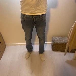 Blå jeans från MNG, rak modell - Säljer ett par klassiska blå jeans från MNG i rak modell. . Materialet är jeans med snygga sömmar och ljusblå tvätt. Perfekt för dig som gillar enkel stil.😃🙌             Jag som är på bilden är 174cm lång och väger 55kg. Som sitter lite smått på mig men skulle säga att det funkar för dig som är mellan 164- 171✅