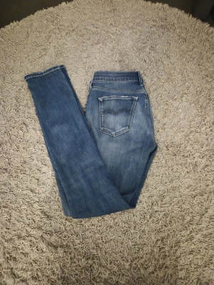 Blåa replay jeans - Säljer nu mina replay jeans 
