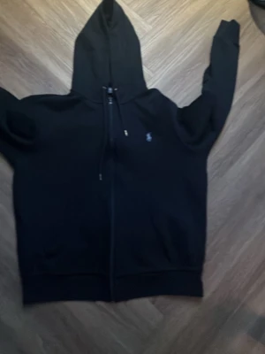 En Ralph lauren tröja storlek S - En snygg svart Ralph lauren tröja i nyskick typ