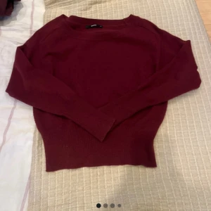 Vinröd stickad tröja från Bik Bok - Mysig vinröd stickad tröja från Bik Bok i storlek XS. Rund halsringning, långa ärmar och ribbade muddar vid ärmslut och midjan (lite tajtare passform). Jättebra skick! 💕
