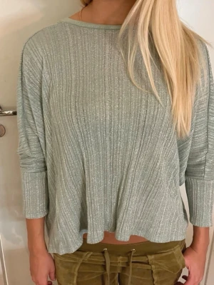 Ljusgrön ribbad tröja med glitter - Säljer en ljusgrön ribbad tröja med glittriga inslag. Tröjan har en loose passform och långa ärmar🫶