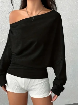 Svart offshoulder långärmad tröja - Snygg svart långärmad tröja med offshoulder-design som ger en cool och avslappnad vibe. Tröjan har loose passform och är perfekt att styla med kedjehalsband eller shorts. Materialet känns mjukt och lätt mot huden. 