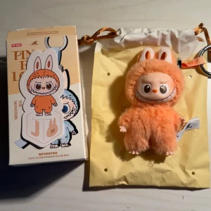 labubu pin for love - äkta labubu från popmart! allt på bilden medföljer