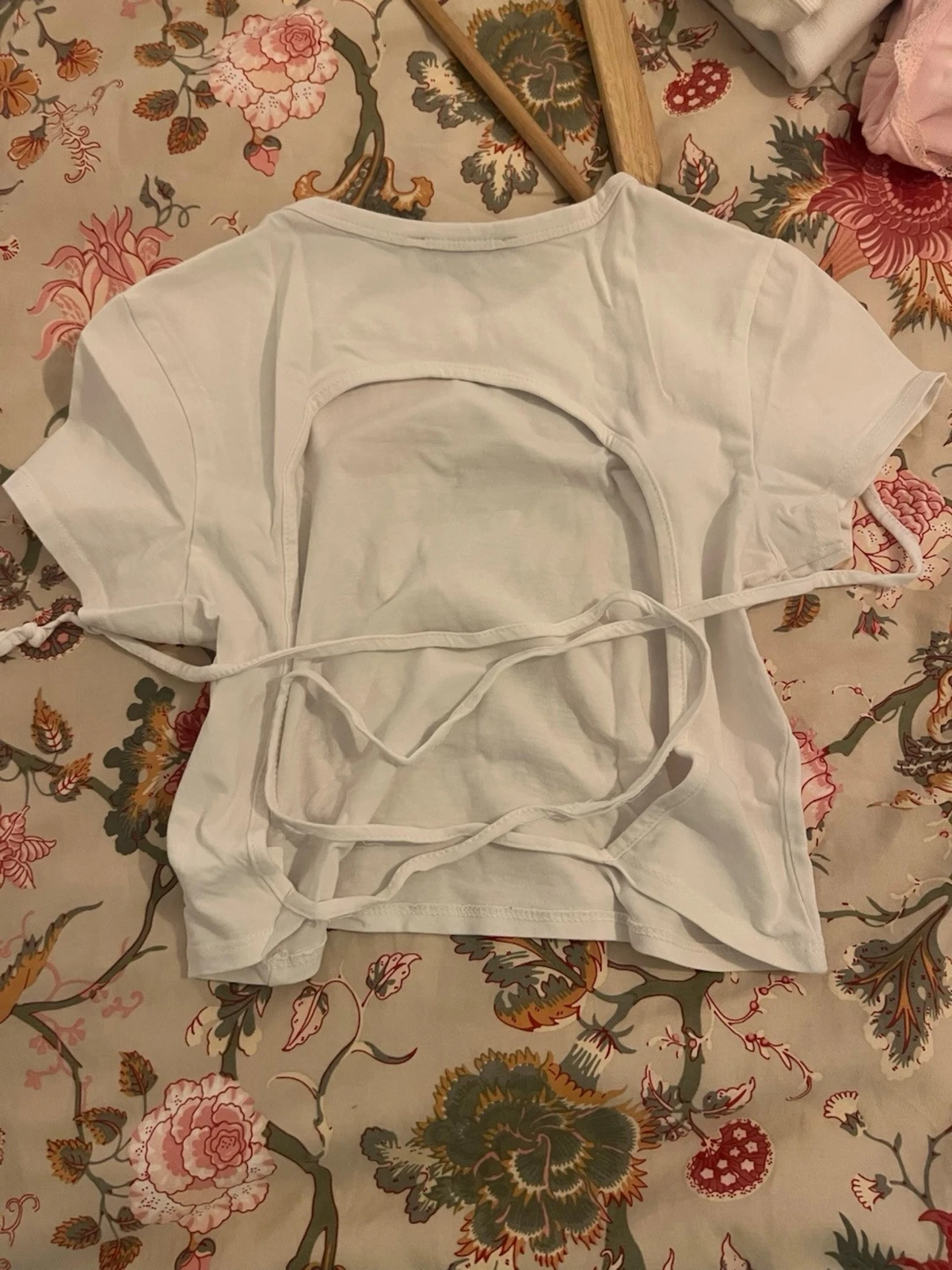 Vit topp med öppen rygg från Alcott