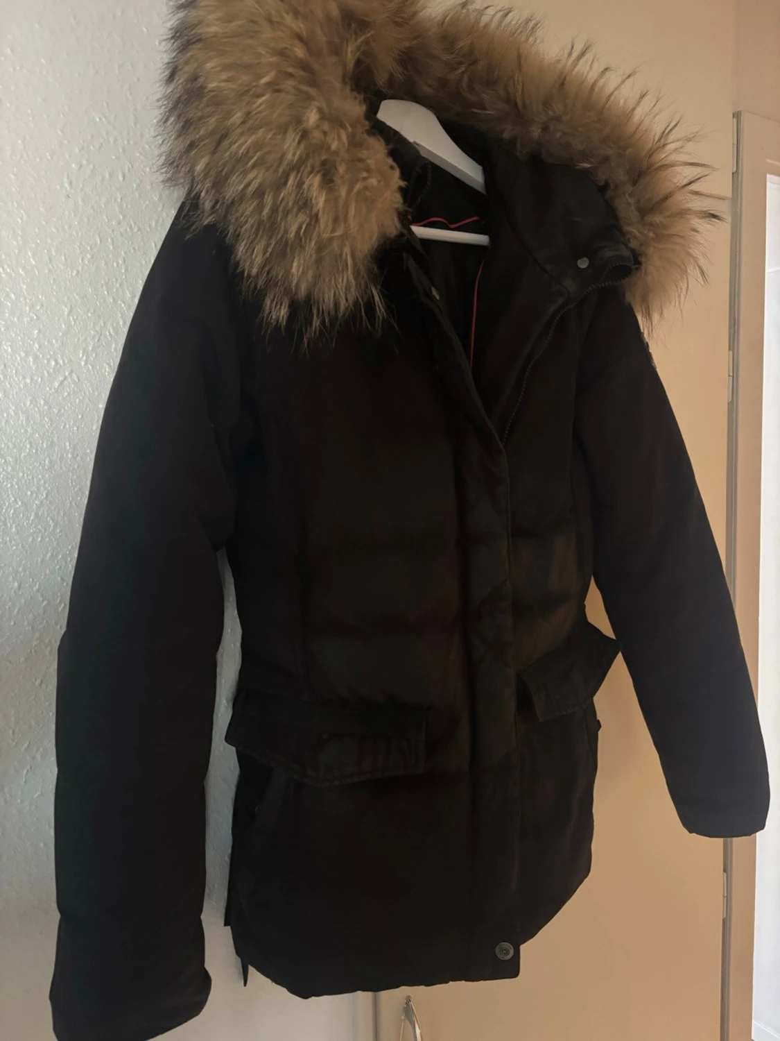 Svart parkajacka med päls från Hollies - 1