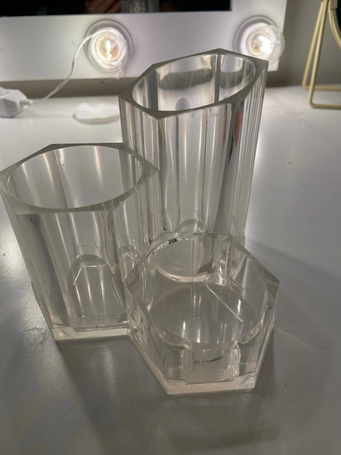 Transparent sminkborstehållare i akryl