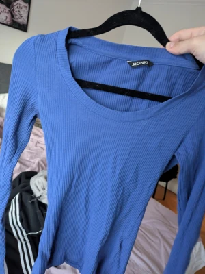 Blå ribbad långärmad topp Monki - Mörkblå topp från Monki