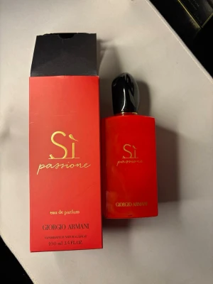 Sì Passione Eau de Parfum - Sì Passione från Giorgio Armani är en elegant parfym i en snygg röd flaska. Volymen är 100 ml. Perfekt för dig som vill sticka ut med en ikonisk doft från ett välkänt modehus.
