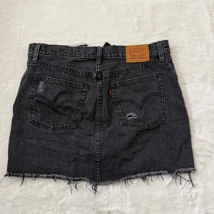 Levis Jeanskjol  - Fin men för stor