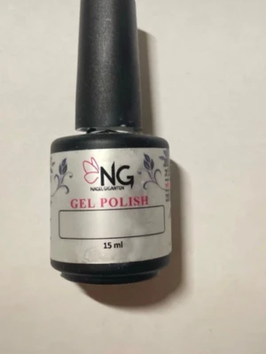 NG Gel Polish 15 ml Snow White - NG Gel Polish från Nagelgiganten i en svart flaska med dekorativ etikett. Innehåller 15 ml gel-lack som används för att skapa snygga och hållbara naglar. Perfekt för dig som gillar att fixa naglarna hemma med professionellt resultat. 90% kvar