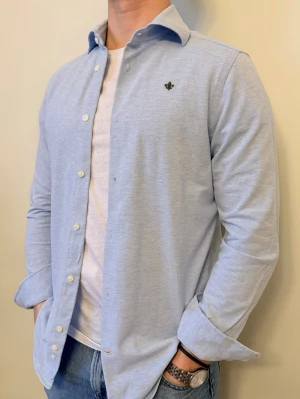 Ljusblå Morris skjorta - En stilren skjorta från Morris Stockholm. Second hand men i väldigt fint skick ✨ Tvättad och struken – redo att användas direkt.  Perfekt för vår/sommar, funkar både uppklätt och casual. Inga defekter och regular fit.  Storlek 👔: M Nypris 💰: ca 1 200 kr