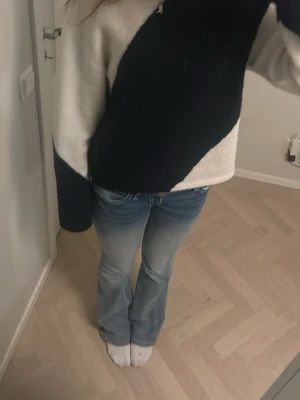 Svartvit stickad tröja med mönster - Säljer en mysig stickad tröja i svart och vitt med coolt diagonalt mönster. Tröjan har långärmade och en loose passform, perfekt för att chilla eller hänga med kompisar. Materialet är mjukt och fluffigt, vilket gör den extra skön under vår och vinter. Aldrig använt skulle säga att den passar xs-m. Pris kan diskuteras 