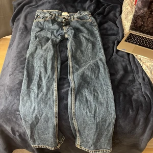 Blå jeans från Gina💕  - Säljer ett par klassiska blå jeans från Perfect Jeans i storlek 36. Mycket bra skick, skickas snabbt
