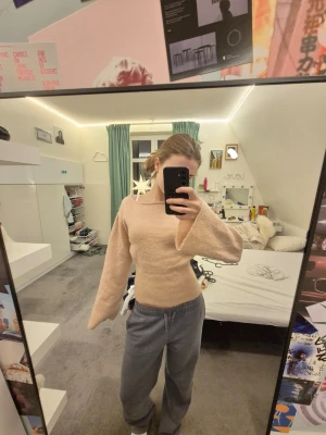 Rosa stickad tröja från Gina Tricot - Rosa stickad tröja från Gina Tricot med vida ärmar och tajtare passform i midjan. Perfekt för dig som gillar en enkel men ändå trendig look. Passar till både jeans och mjukisbyxor. Hör av er om ni har några frågor🤞