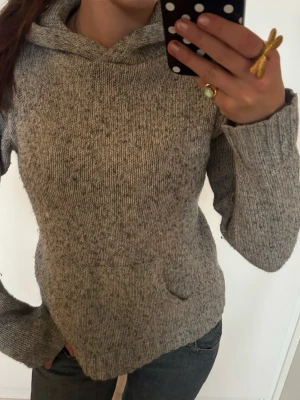 Grå stickad hoodie - Så snygg grå stickad hoodie perfekt nu på våren och vintern!! Jag är 168 och det är mina bilder, köp via köp nu direkt eller Swish, kvar tills markerad som såld 💖 